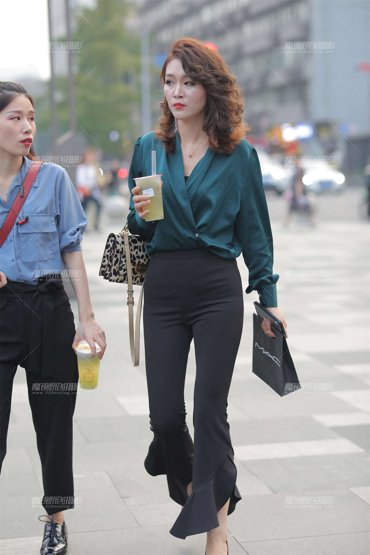 【凯恩赛贴】迷人的卷发美女-日更街拍