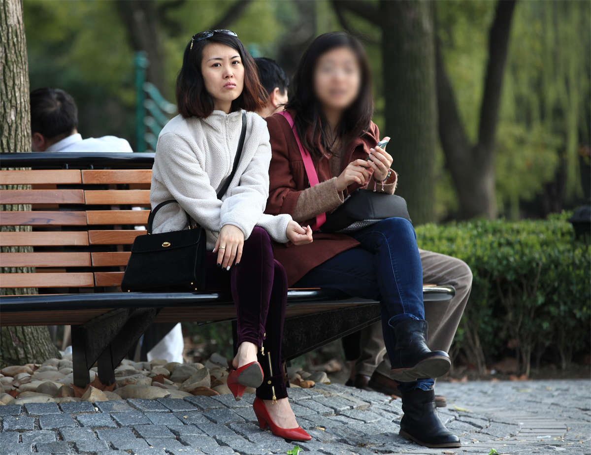 踏青公园街拍系列No.1452 女人挑鞋，挡不住的诱惑-日更街拍