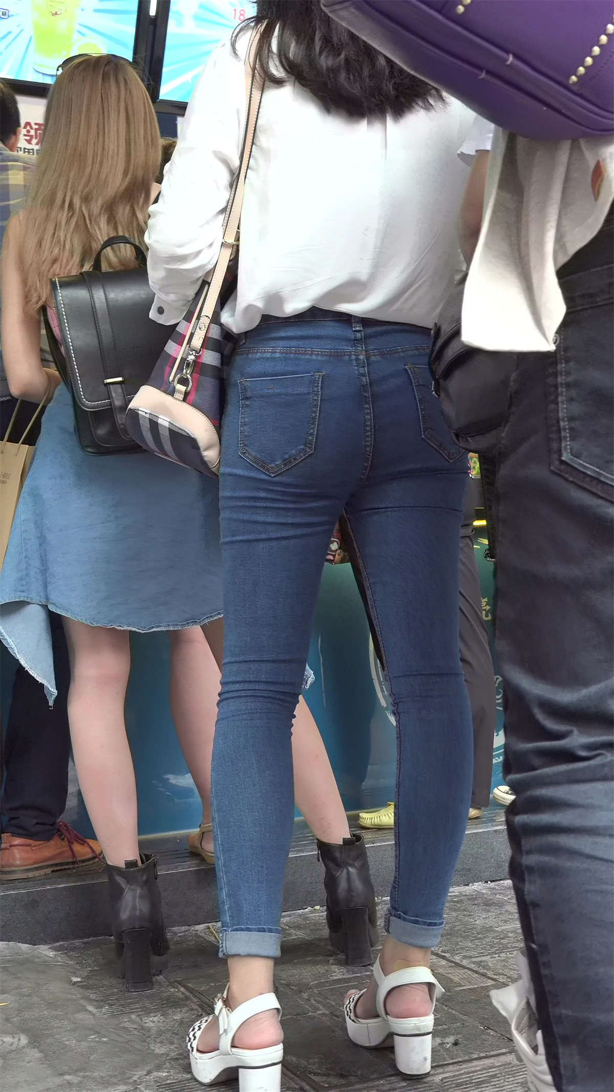 图片[2]-紧身蓝色牛仔裤白衬衫好身材街拍美女姐姐美臀-日更街拍