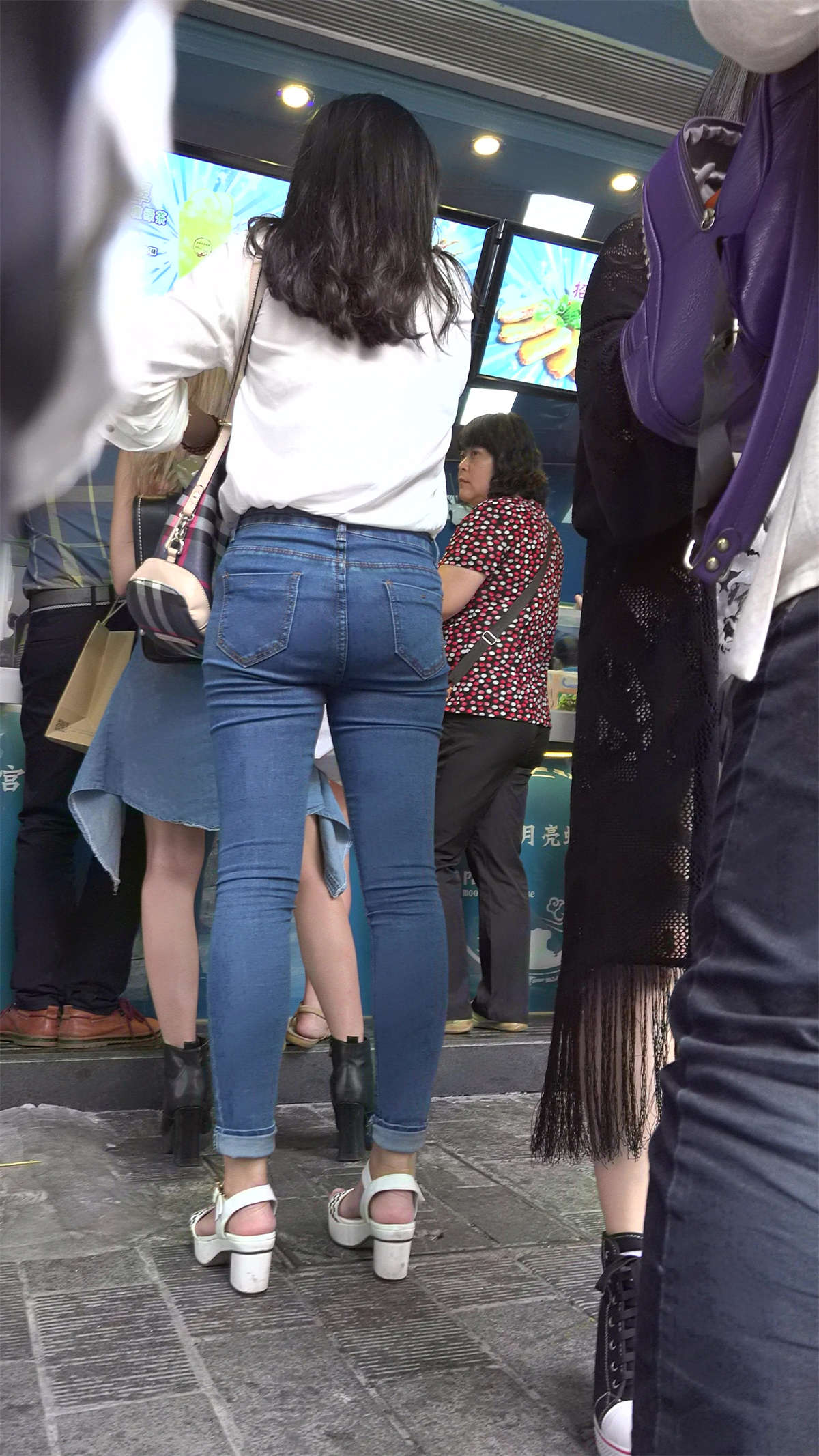 紧身蓝色牛仔裤白衬衫好身材街拍美女姐姐美臀-日更街拍