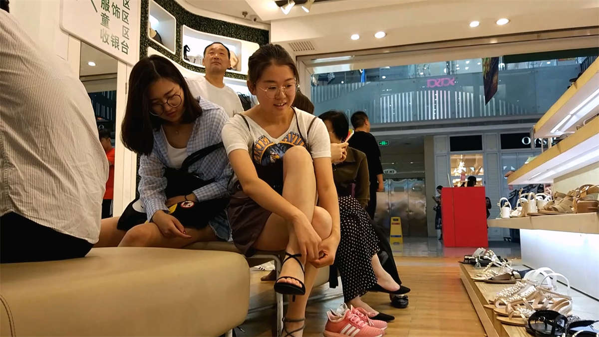 图片[2]-鞋店试鞋试出各种场景-日更街拍