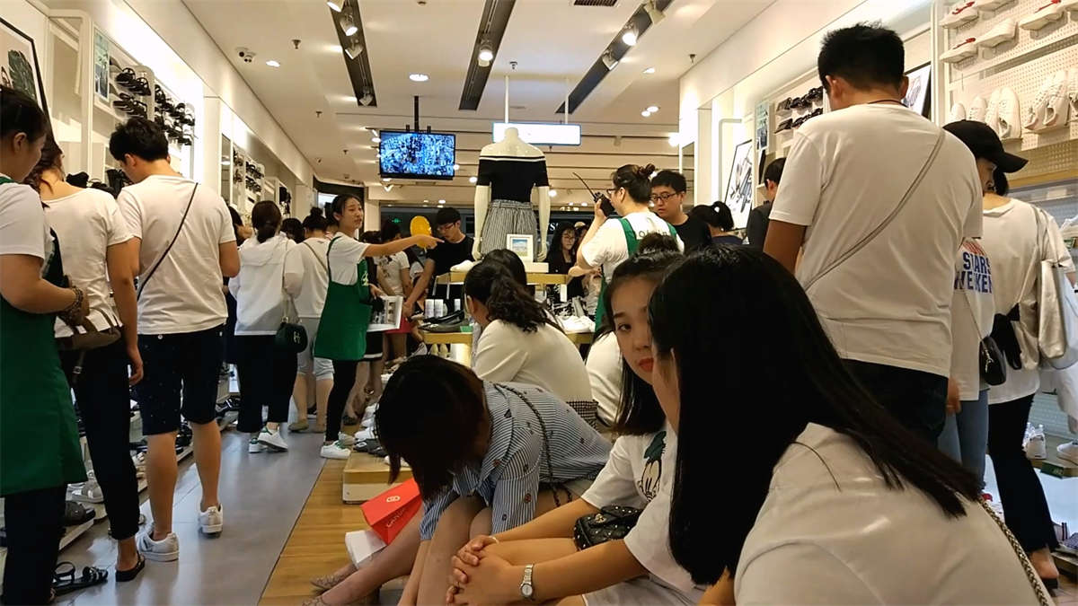 鞋店试鞋试出各种场景-日更街拍