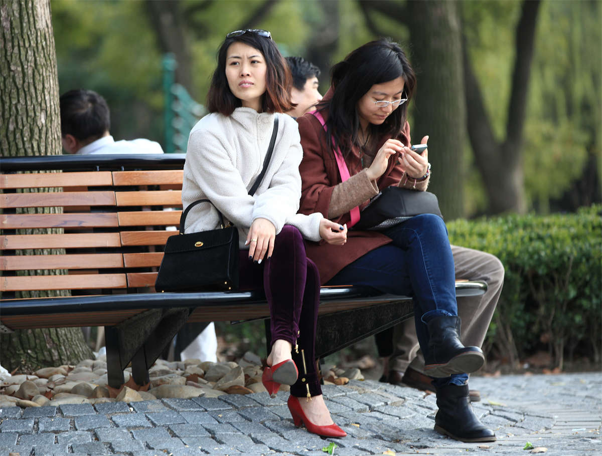 图片[2]-踏青公园街拍系列No.1452 女人挑鞋，挡不住的诱惑-日更街拍