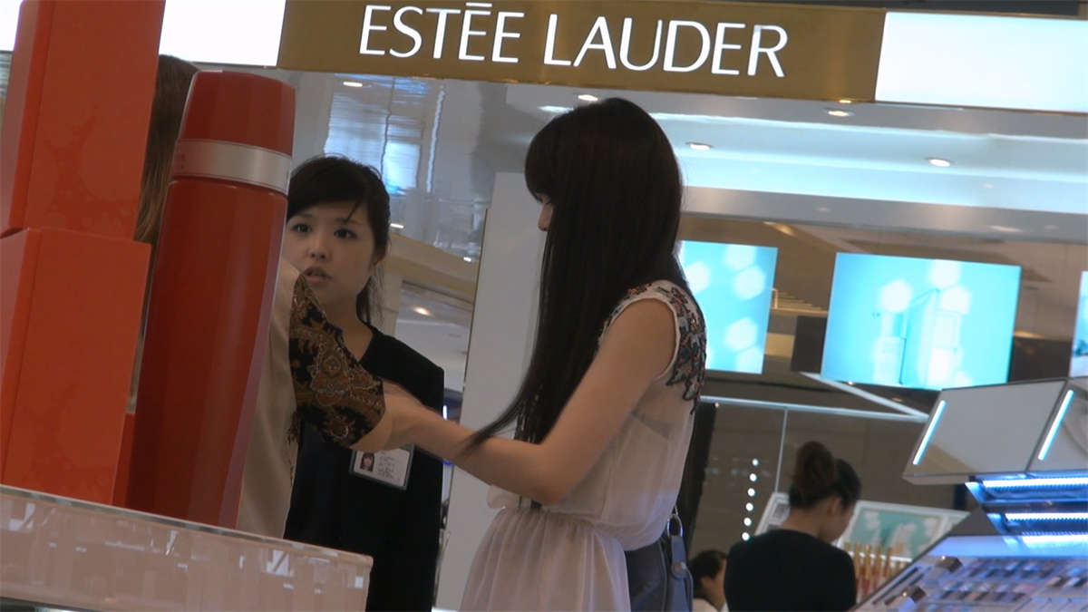 图片[2]-气质美女试用化妆品的瞬间-日更街拍