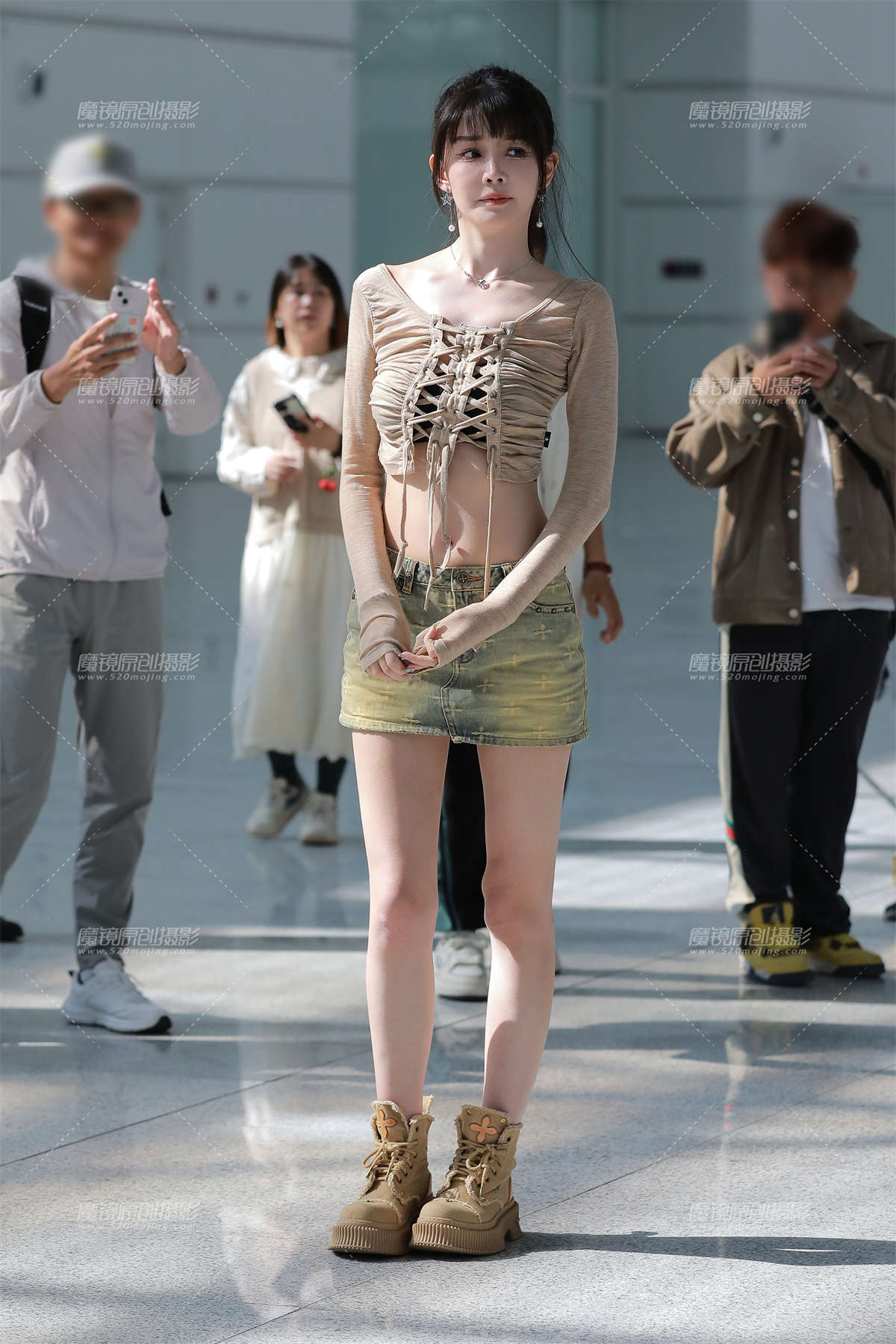 牛仔短裙大长腿-日更街拍