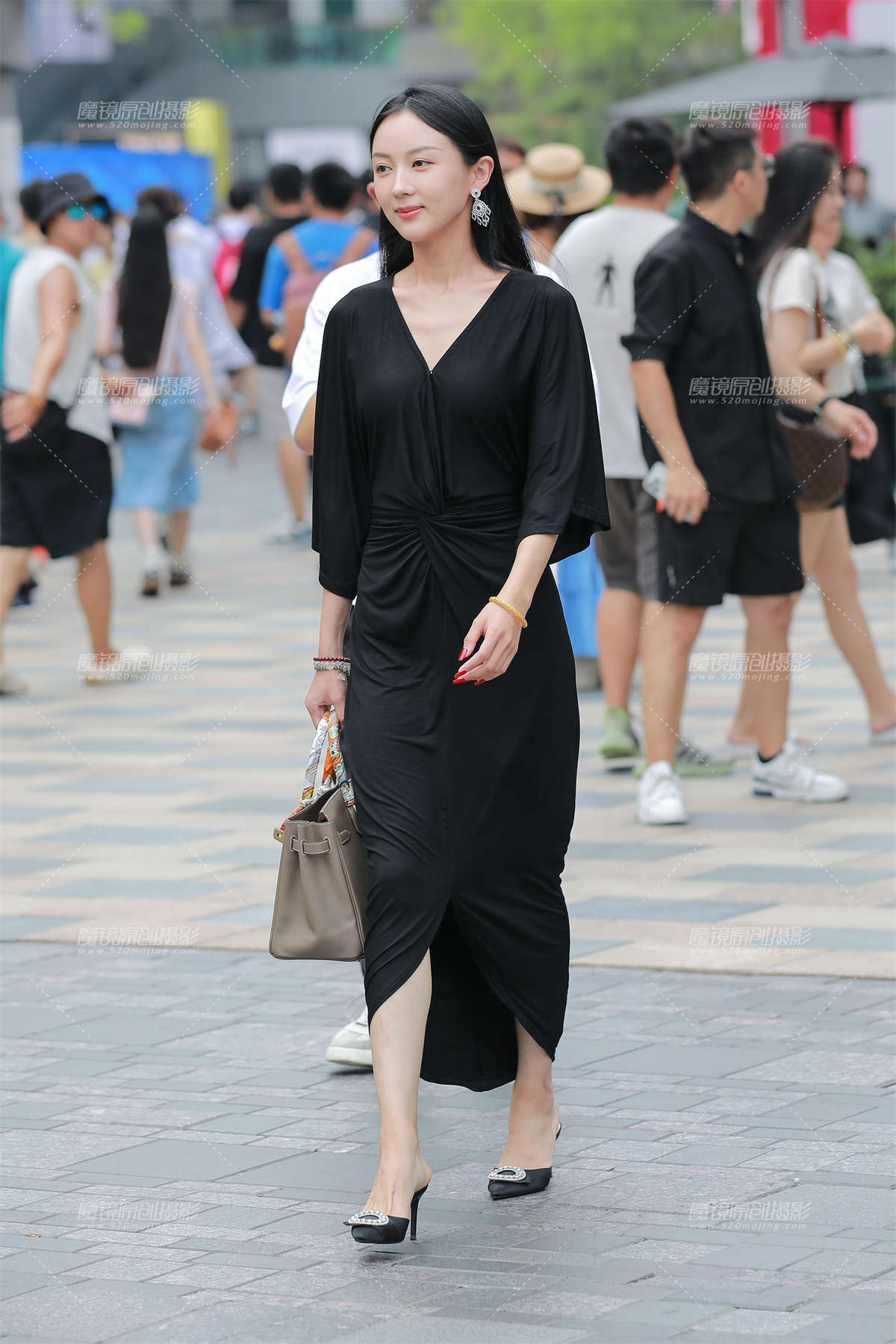 黑连衣裙美女-日更街拍