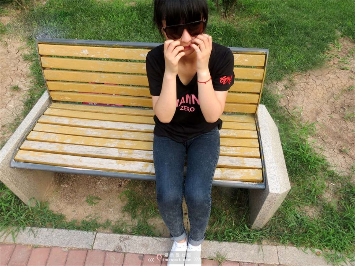 图片[2]-MZSOCK-2018 No.239 一个喜欢自拍的小萝莉小白鞋棉袜 【第一季】-日更街拍