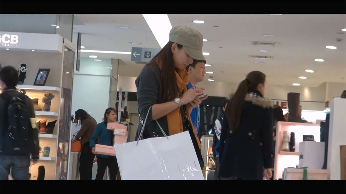 图片[2]-鞋柜最诱惑场景：脱靴除袜最后露出白晰玉足-日更街拍