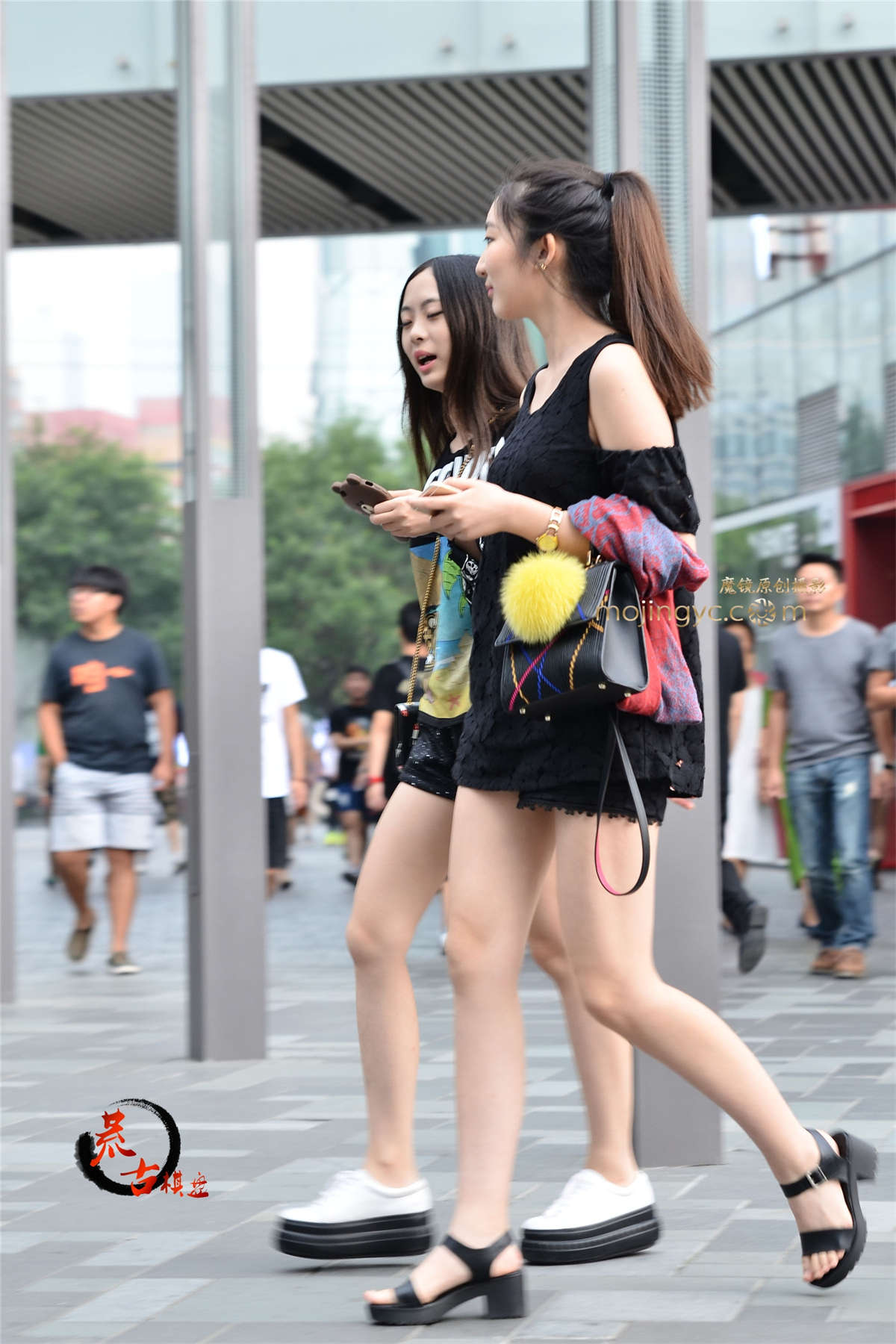 图片[2]-11-13 热裤美腿姐妹-日更街拍