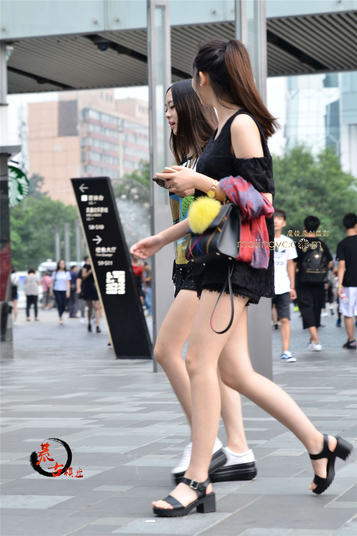 11-13 热裤美腿姐妹-日更街拍