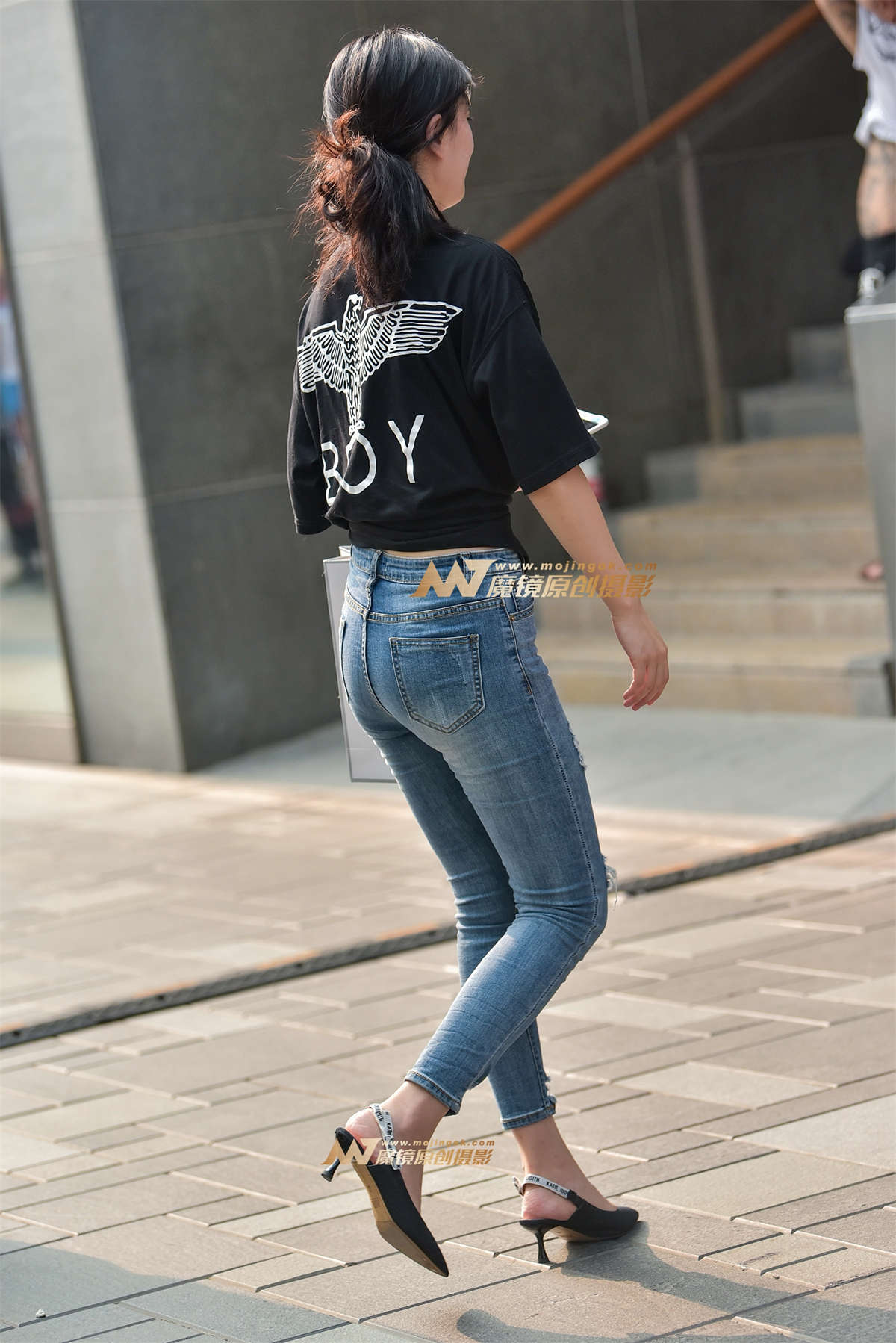 图片[2]-蓝色仔裤少妇-日更街拍