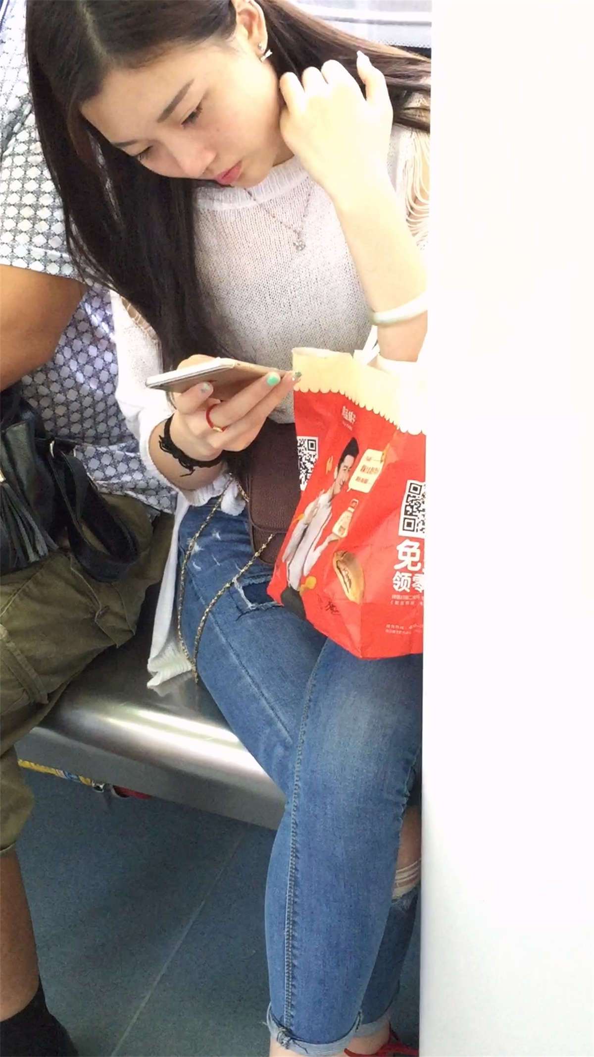 图片[2]-坐在地上冲电的美女-日更街拍