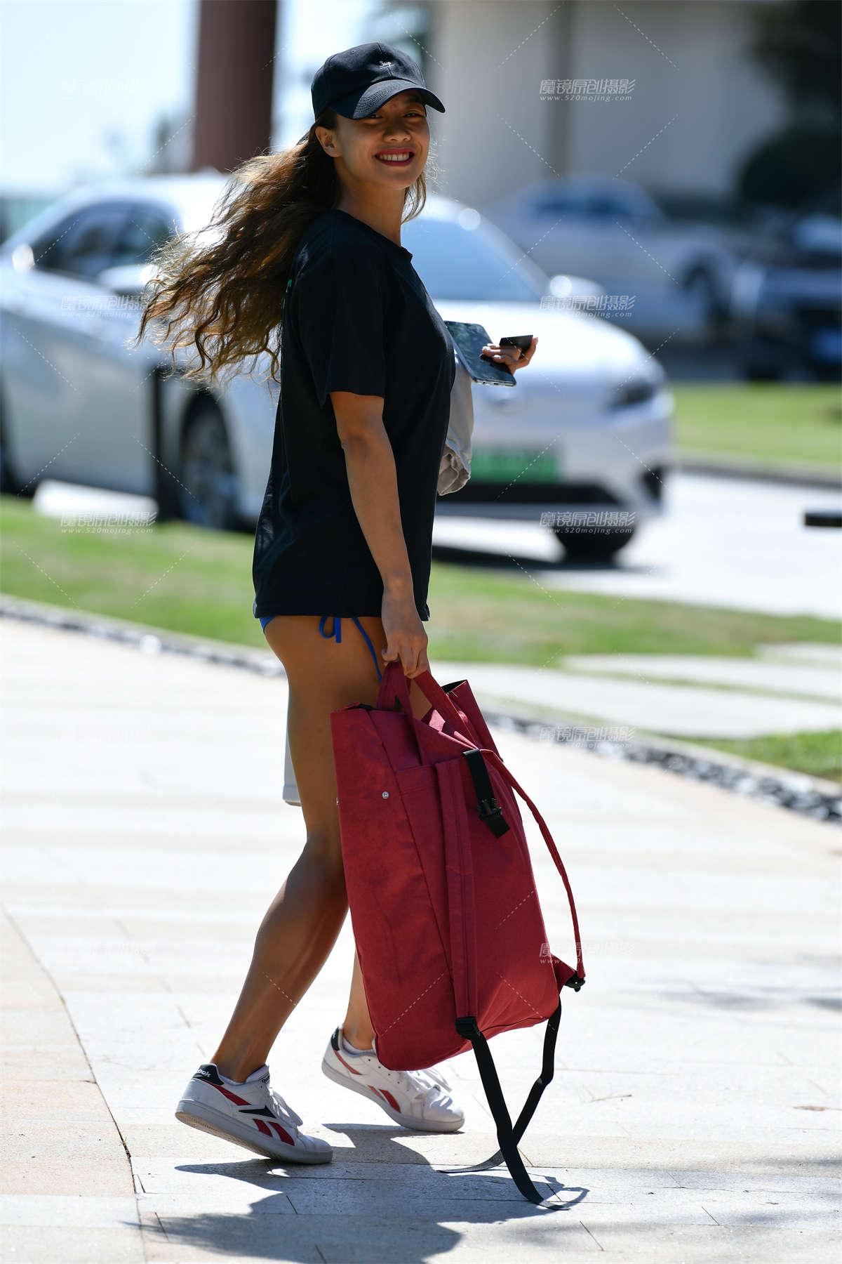 图片[2]-★匆忙的热裤美女-日更街拍