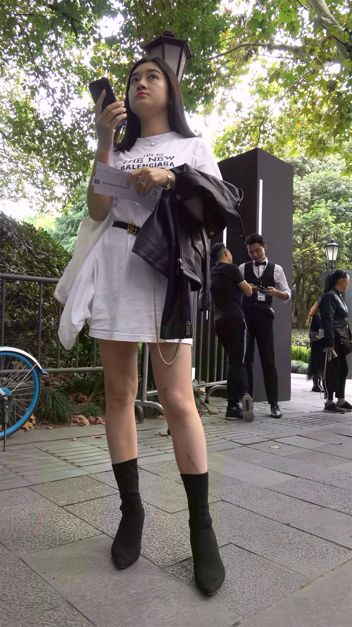 等闺蜜一起逛街的性感长腿姐姐-日更街拍