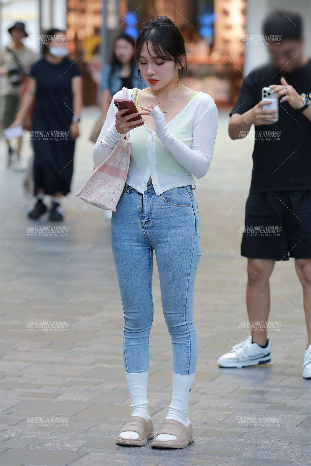 图片[2]-浅蓝色牛仔裤美女-日更街拍