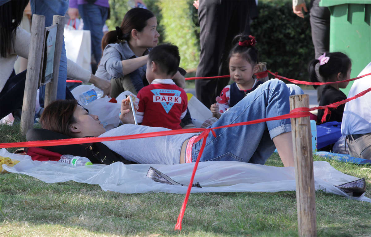 图片[2]-踏青公园街拍系列No.1453 少妇人长的漂亮，躺着翘二郎腿也显得优雅-日更街拍