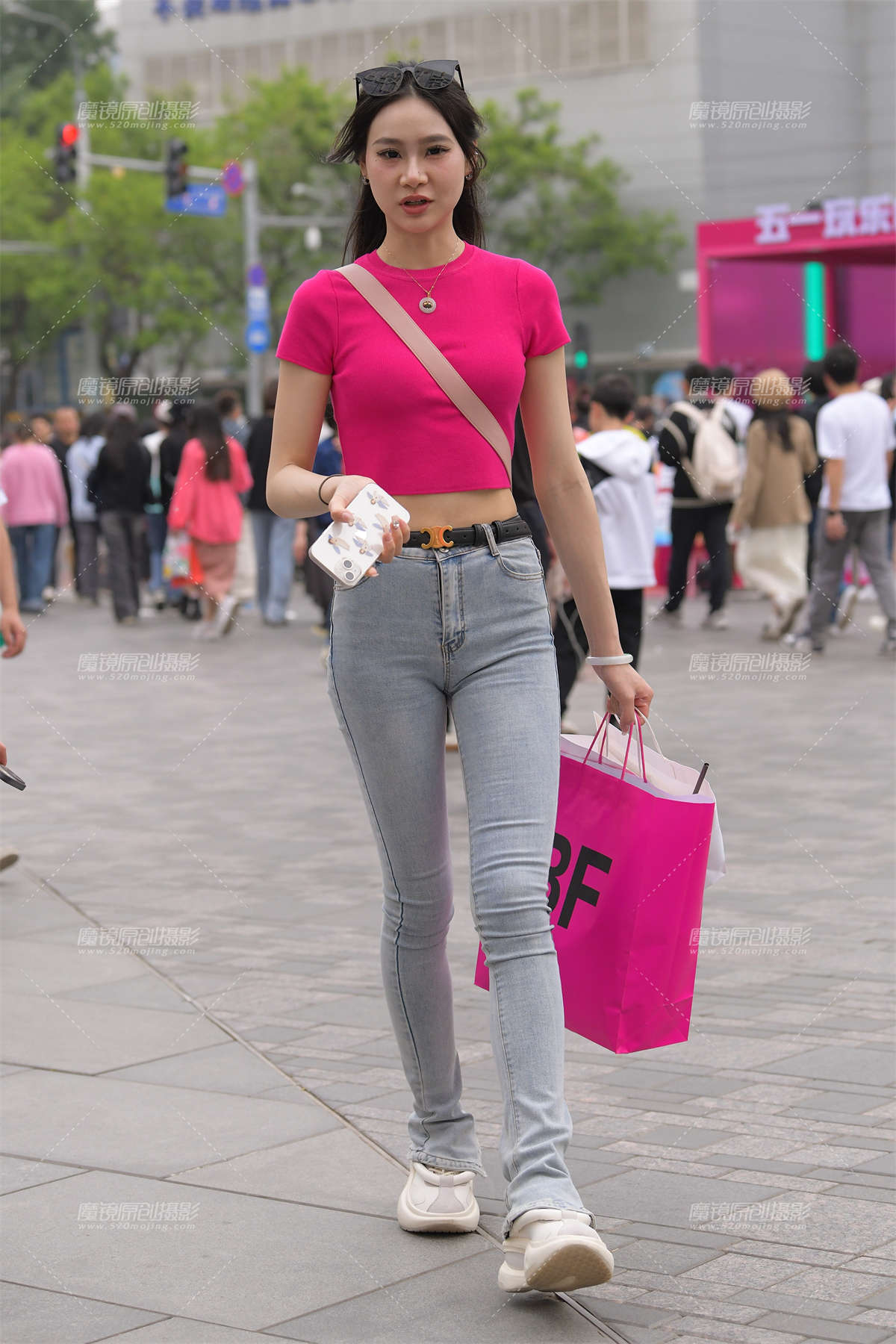 蓝色牛仔裤美女-日更街拍