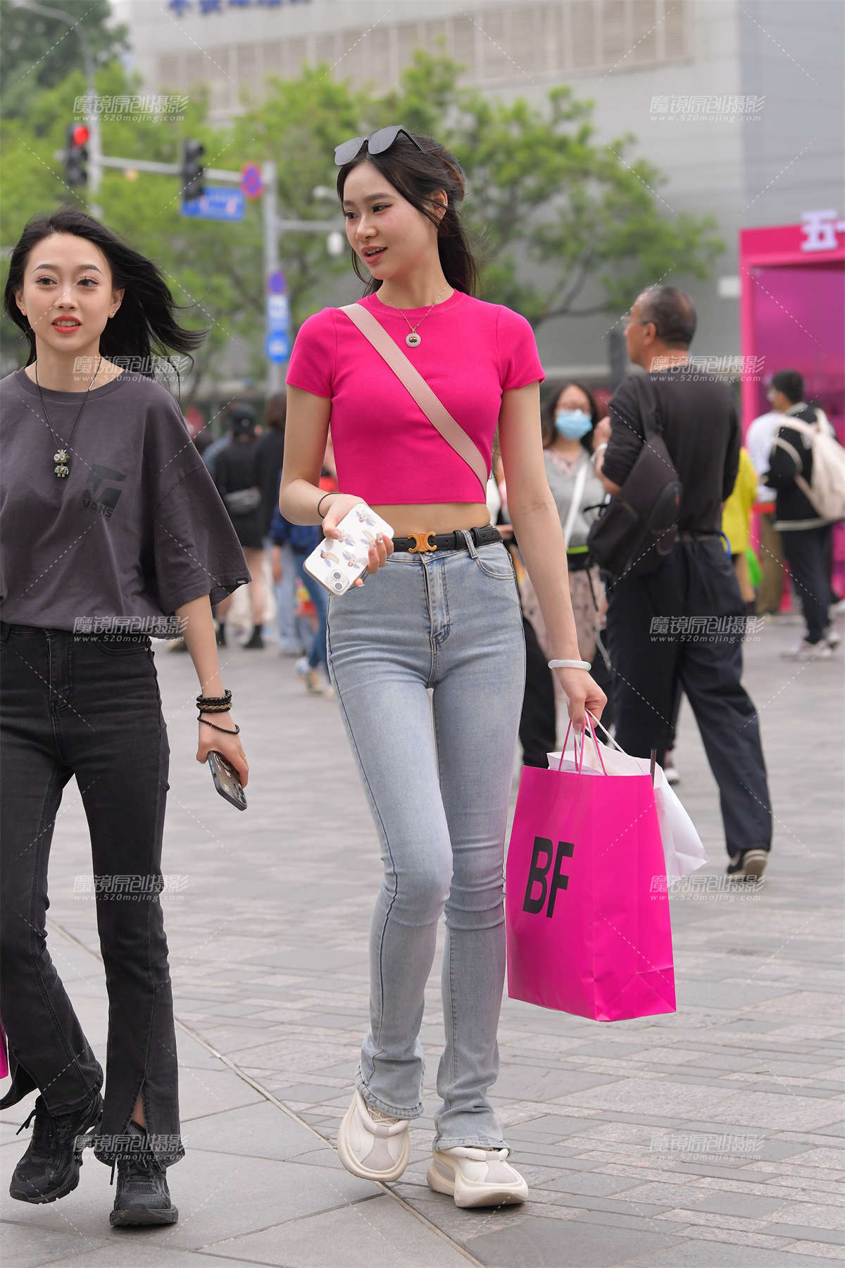 图片[2]-蓝色牛仔裤美女-日更街拍