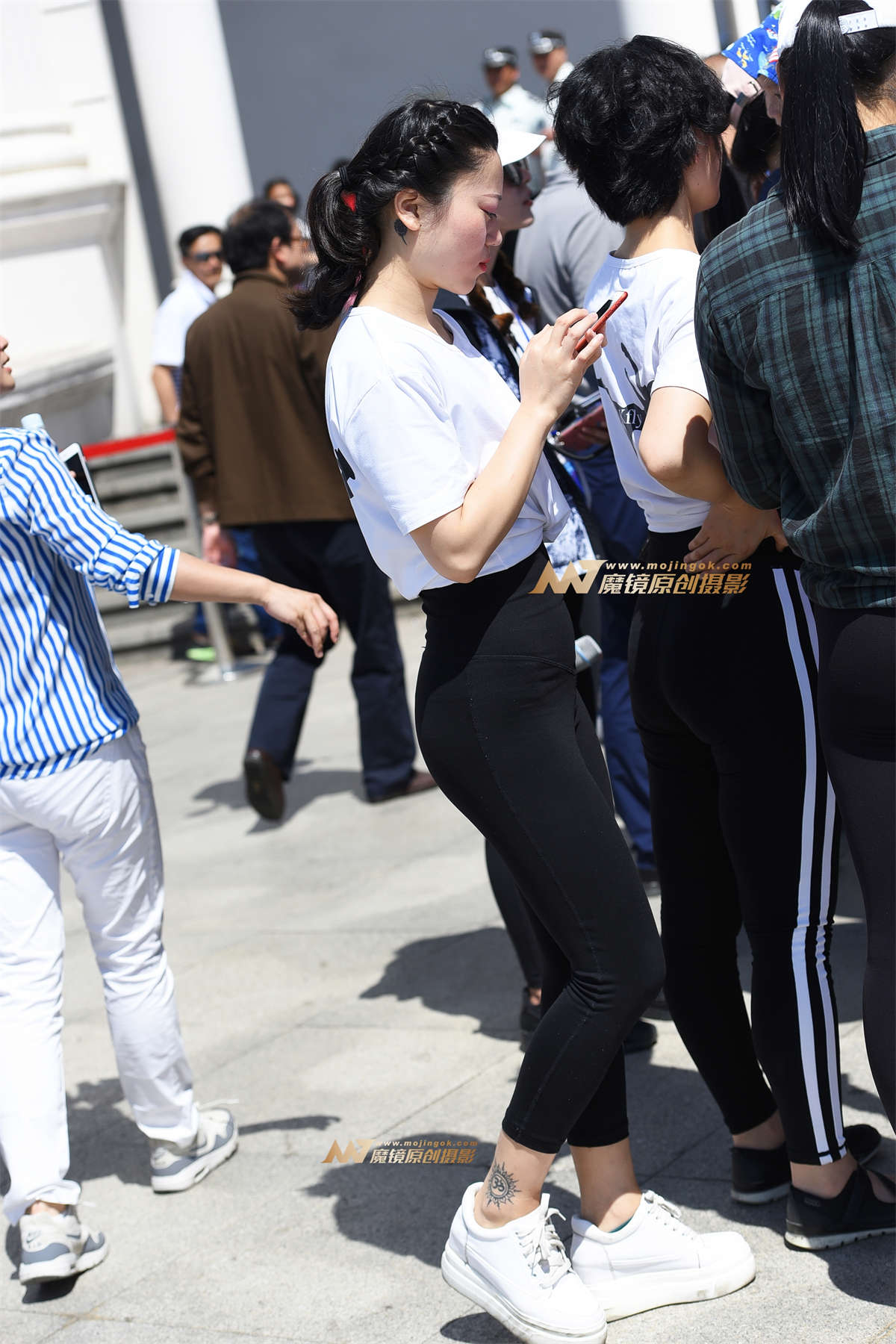 【咔喳赛贴】太阳下的紧身-日更街拍