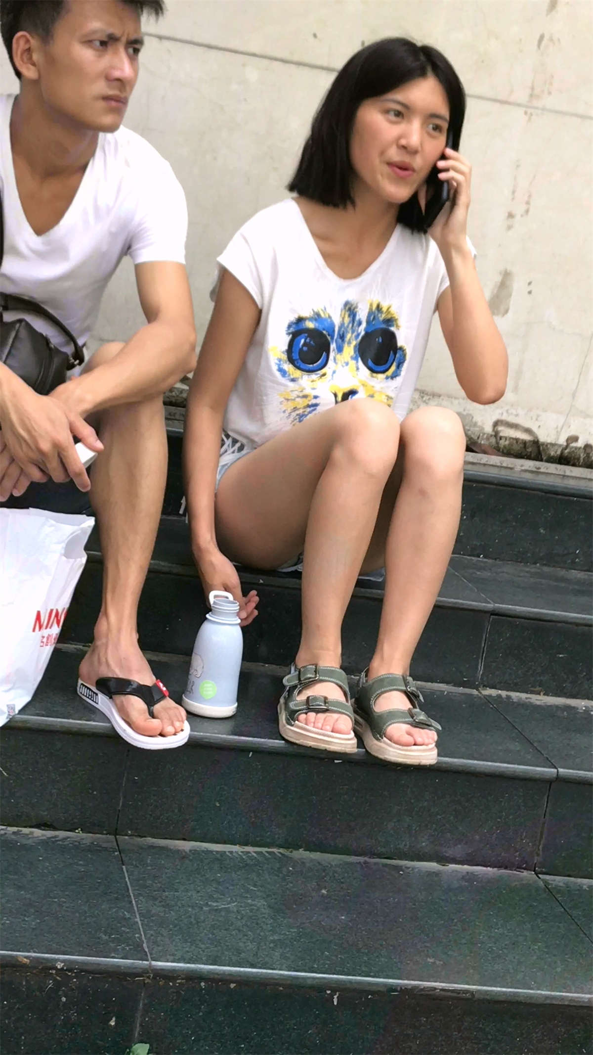 图片[2]-台阶上的街拍热裤小姑娘-日更街拍