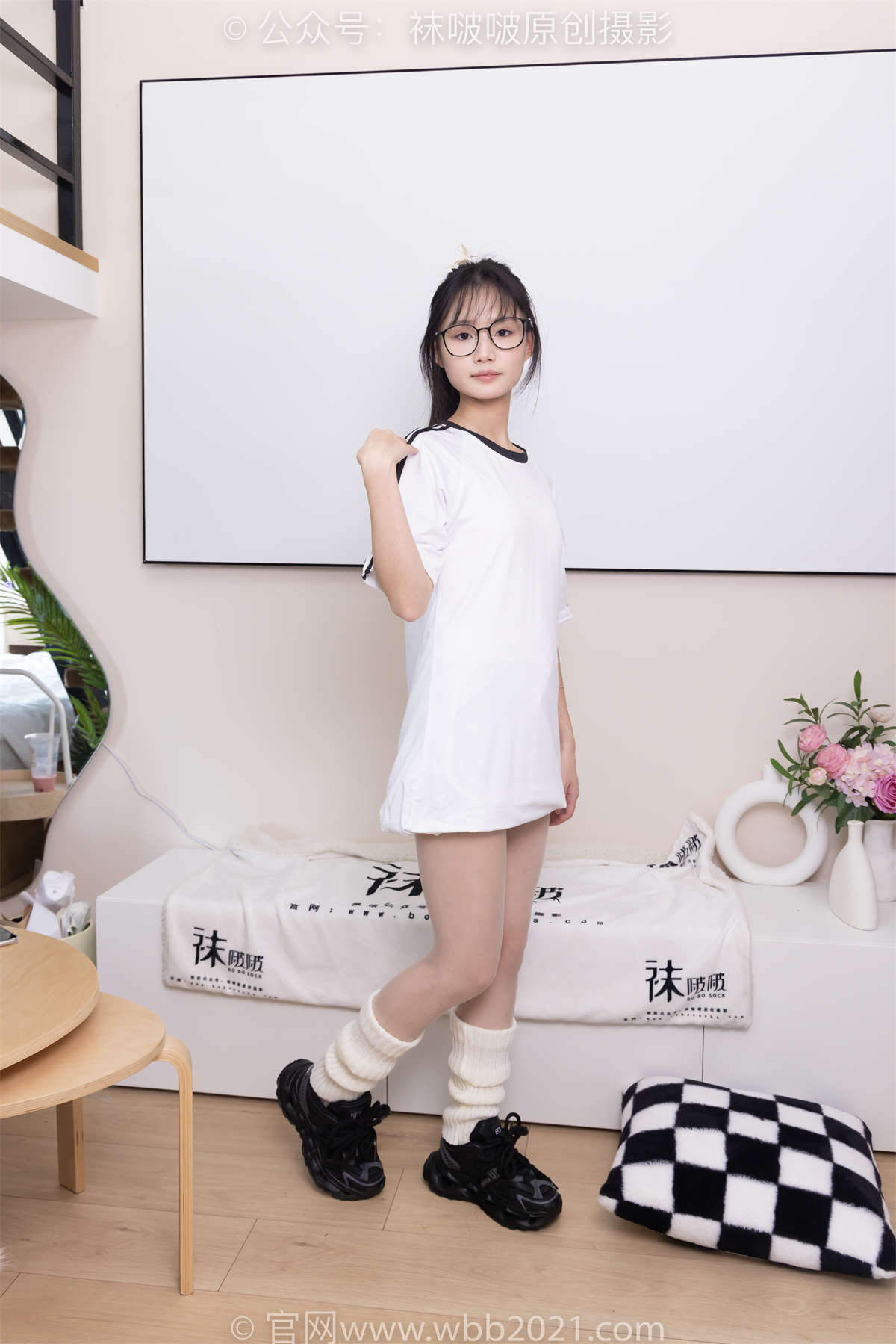 图片[2]-袜啵啵 No.376 甜甜圈-运动鞋、堆堆袜套、白丝（脚尖透明款）花絮版-日更街拍