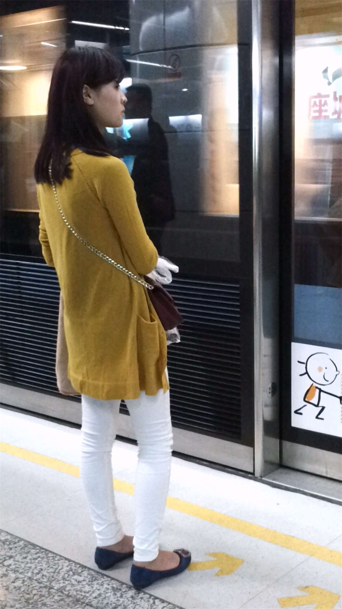 地铁站很好看的美女-日更街拍