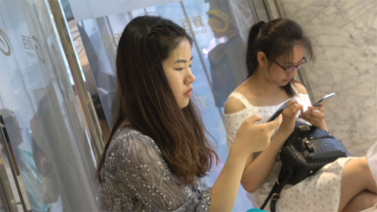 连衣裙少女性感的凉鞋嫩足-日更街拍