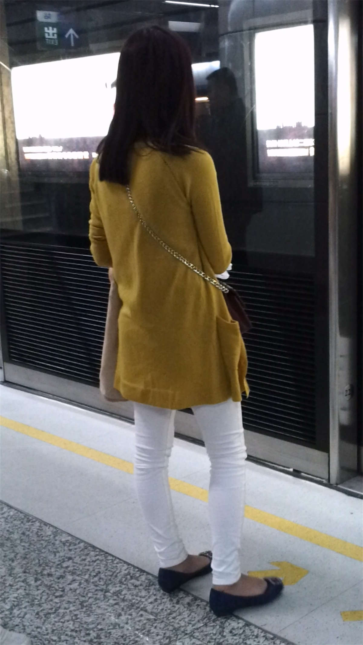 图片[2]-地铁站很好看的美女-日更街拍