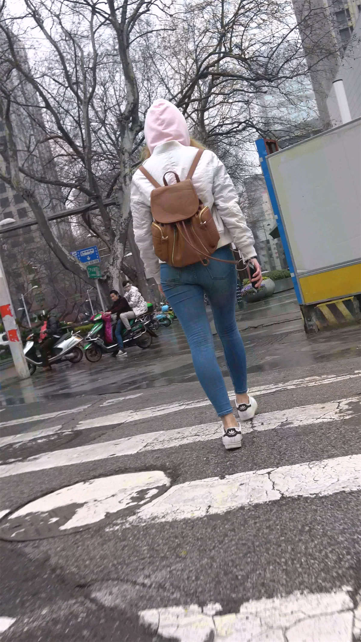 跟拍紧身蓝牛学生妹-日更街拍
