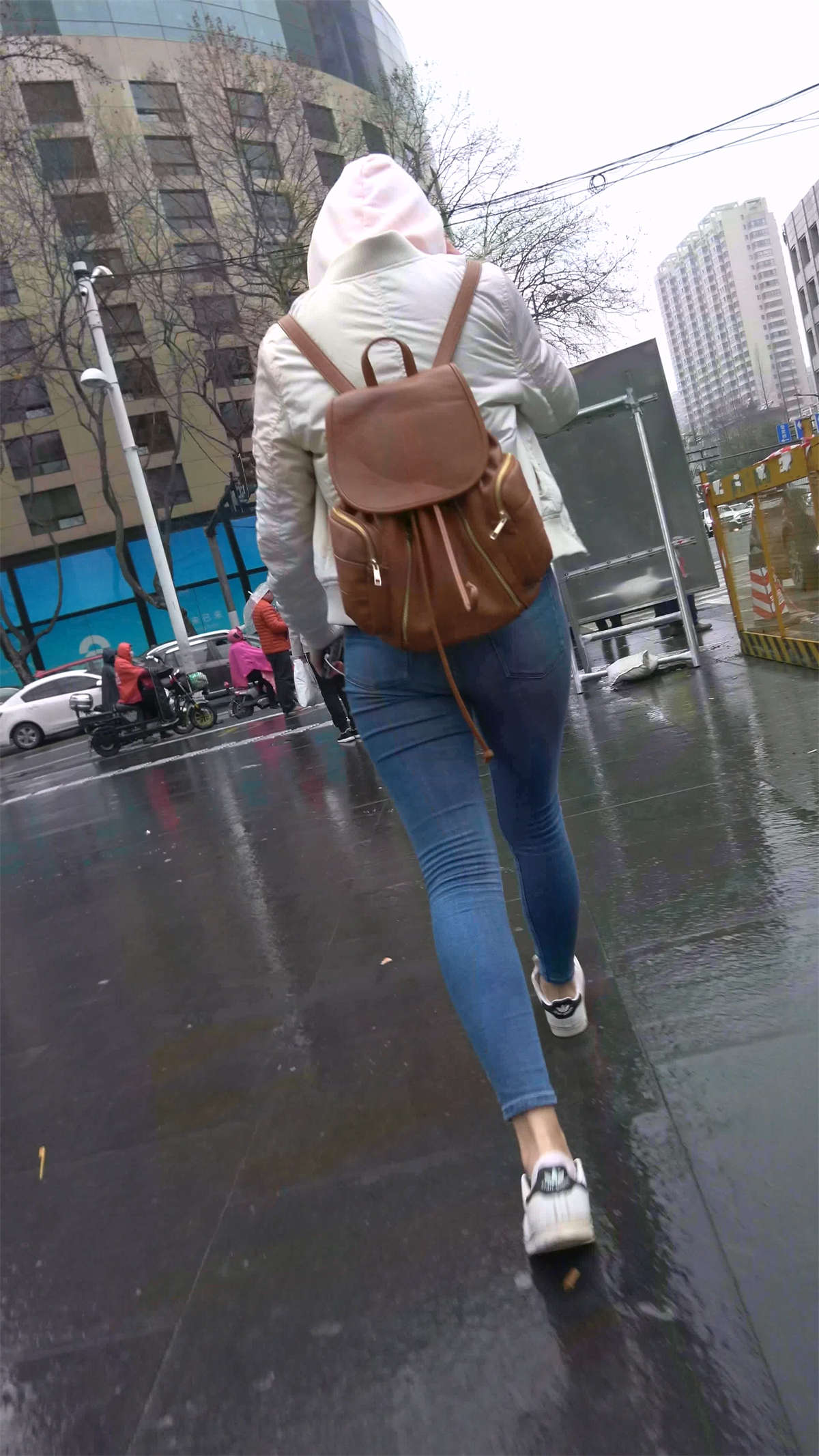 图片[2]-跟拍紧身蓝牛学生妹-日更街拍