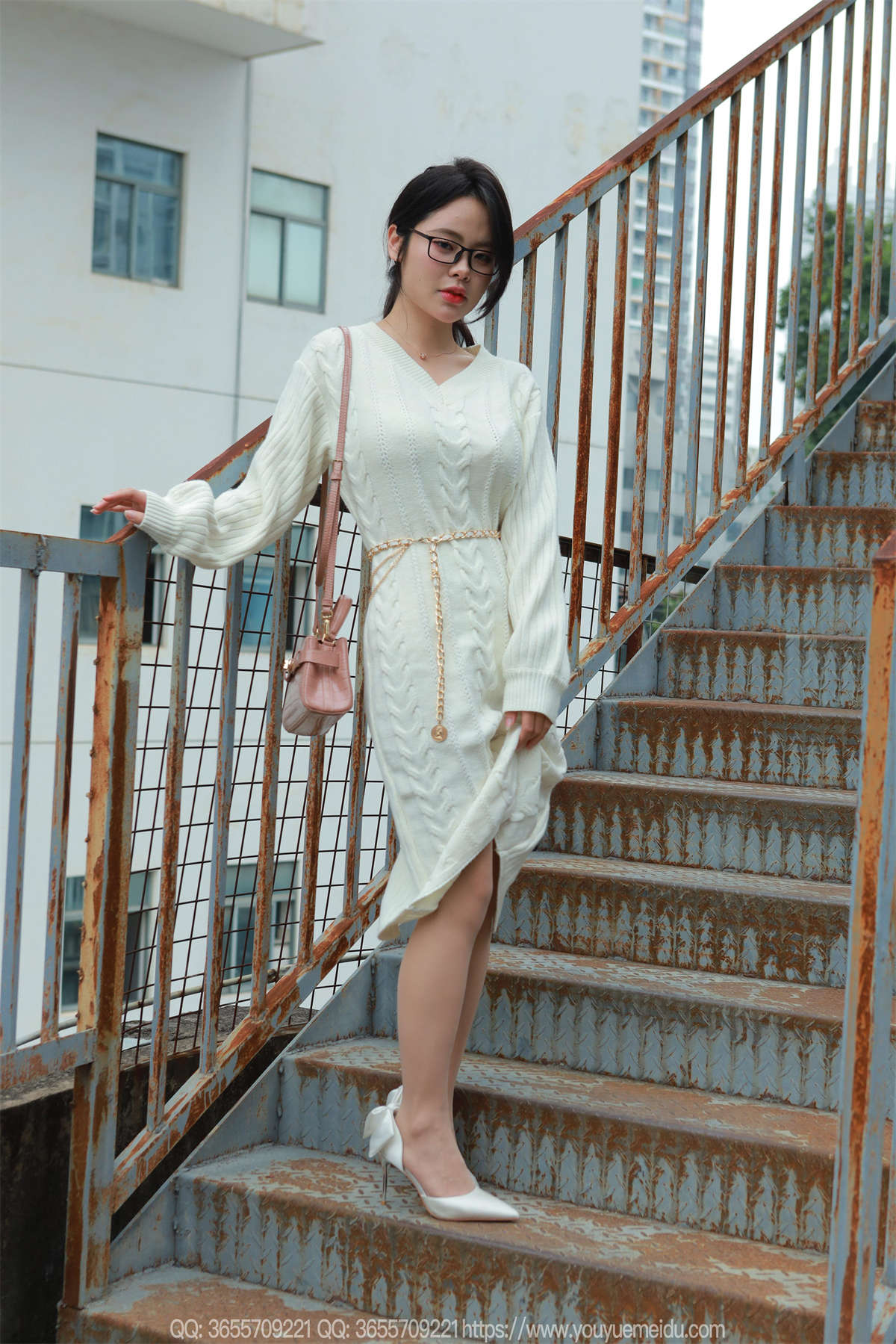 IESS异思趣向 2025.03.10 丝享家1997：兔兔 高开衩包臀裙-日更街拍