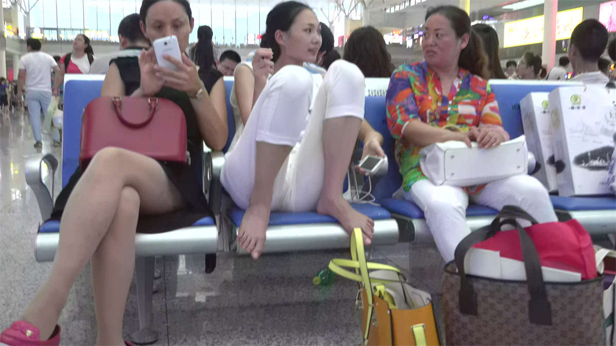 图片[2]-妹子直接脱鞋上凳了-日更街拍