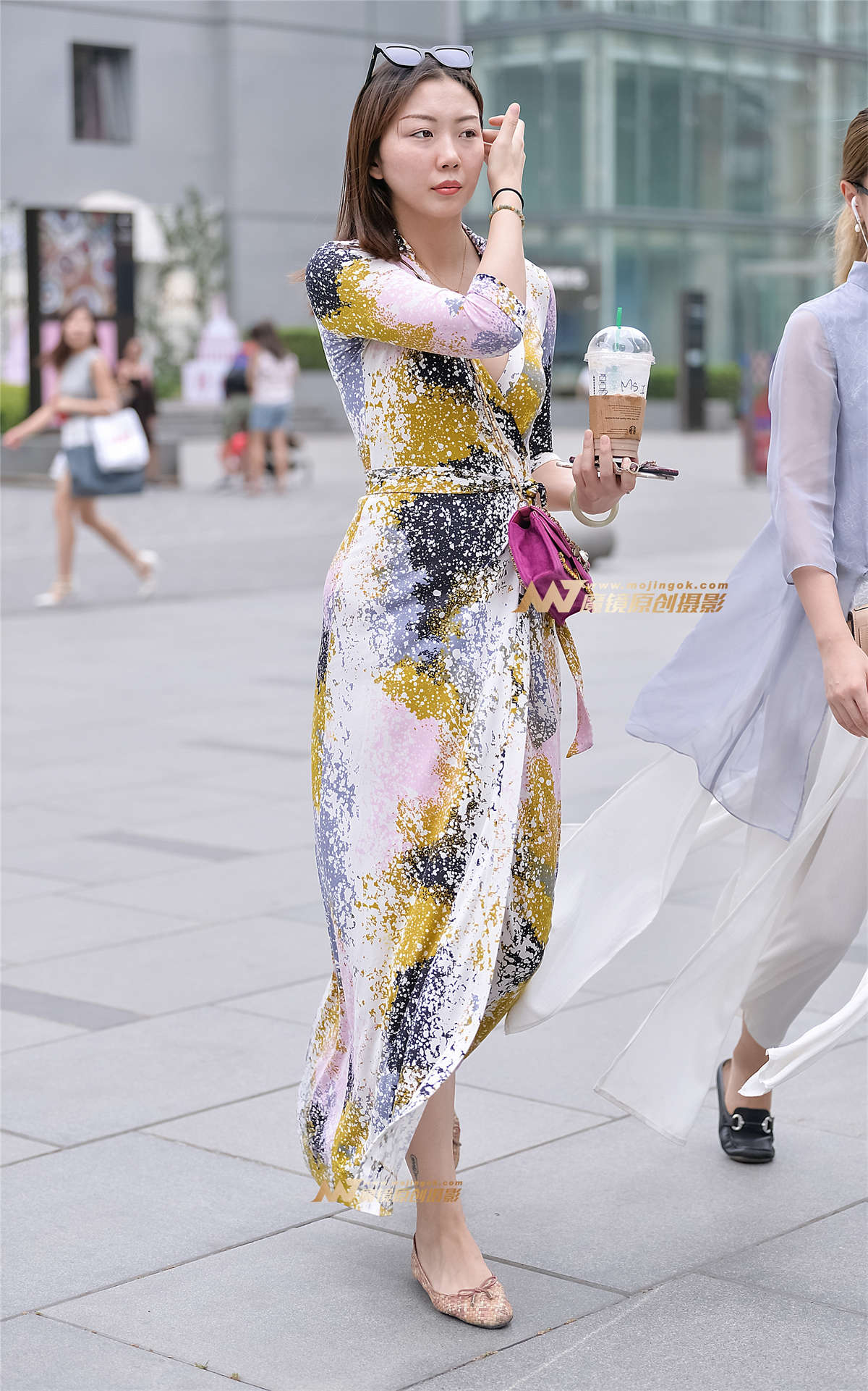 长裙美女温文尔雅，性感魅力-日更街拍