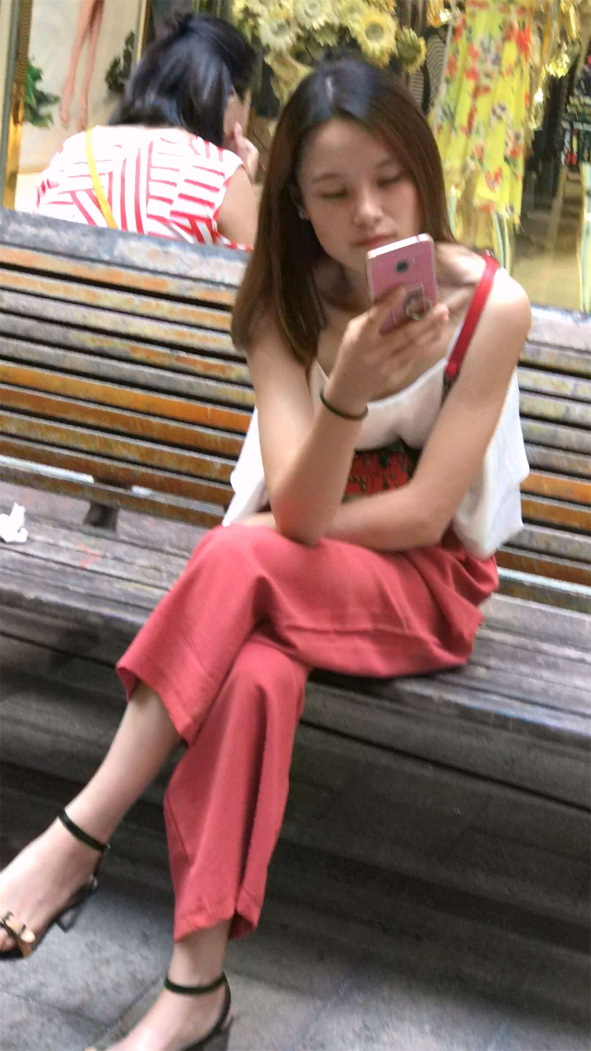 图片[2]-性感吊带衫街拍美女玩自拍-日更街拍