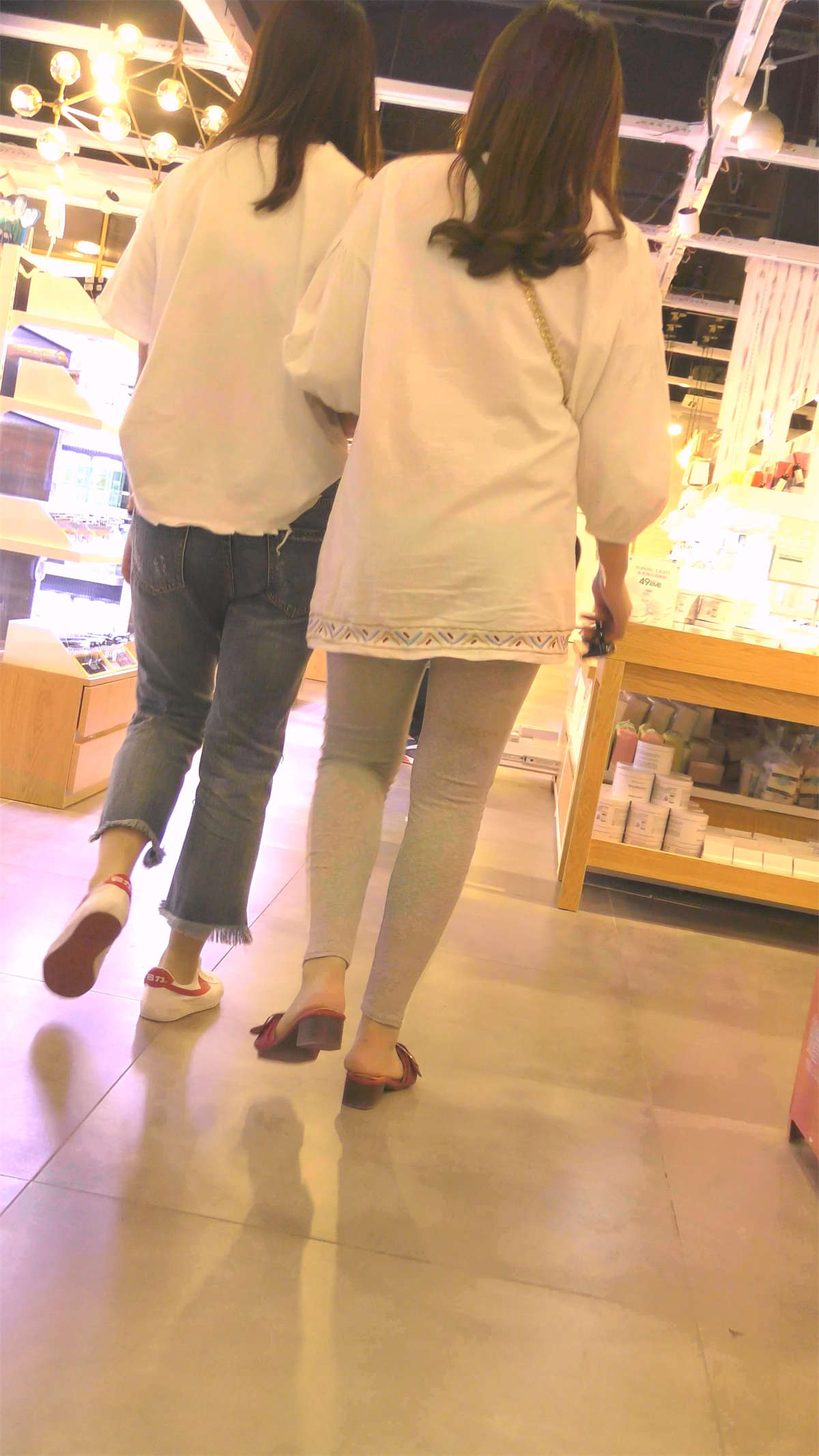 图片[2]-长裤熟妇的凉拖与裸足美脚一点都不匹配-日更街拍