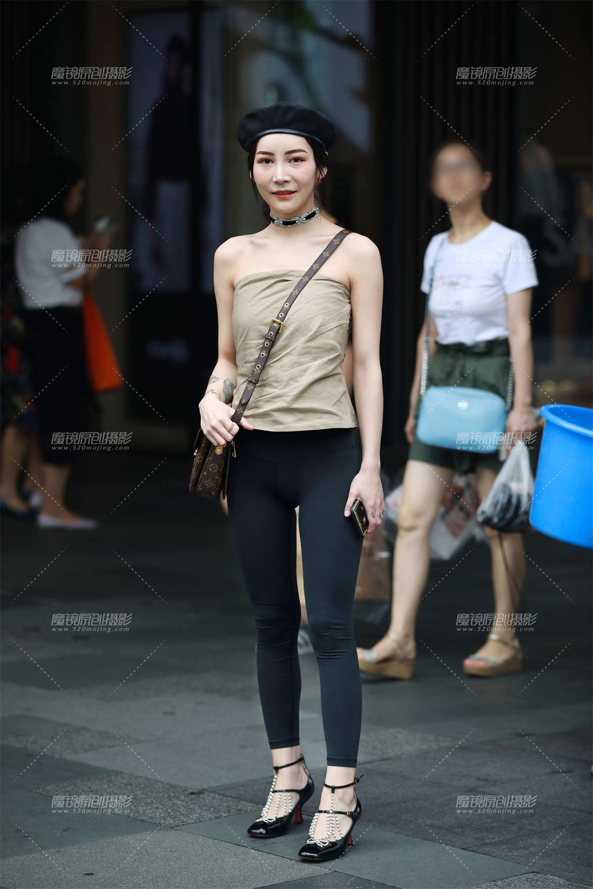 时尚性感黑色紧身裤美女-日更街拍