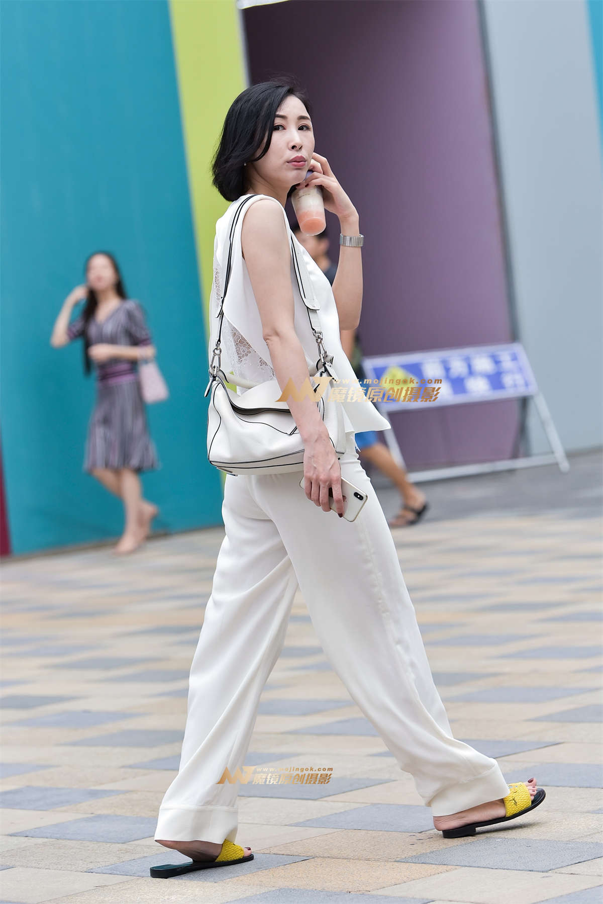 悠闲自在的白裤女-日更街拍