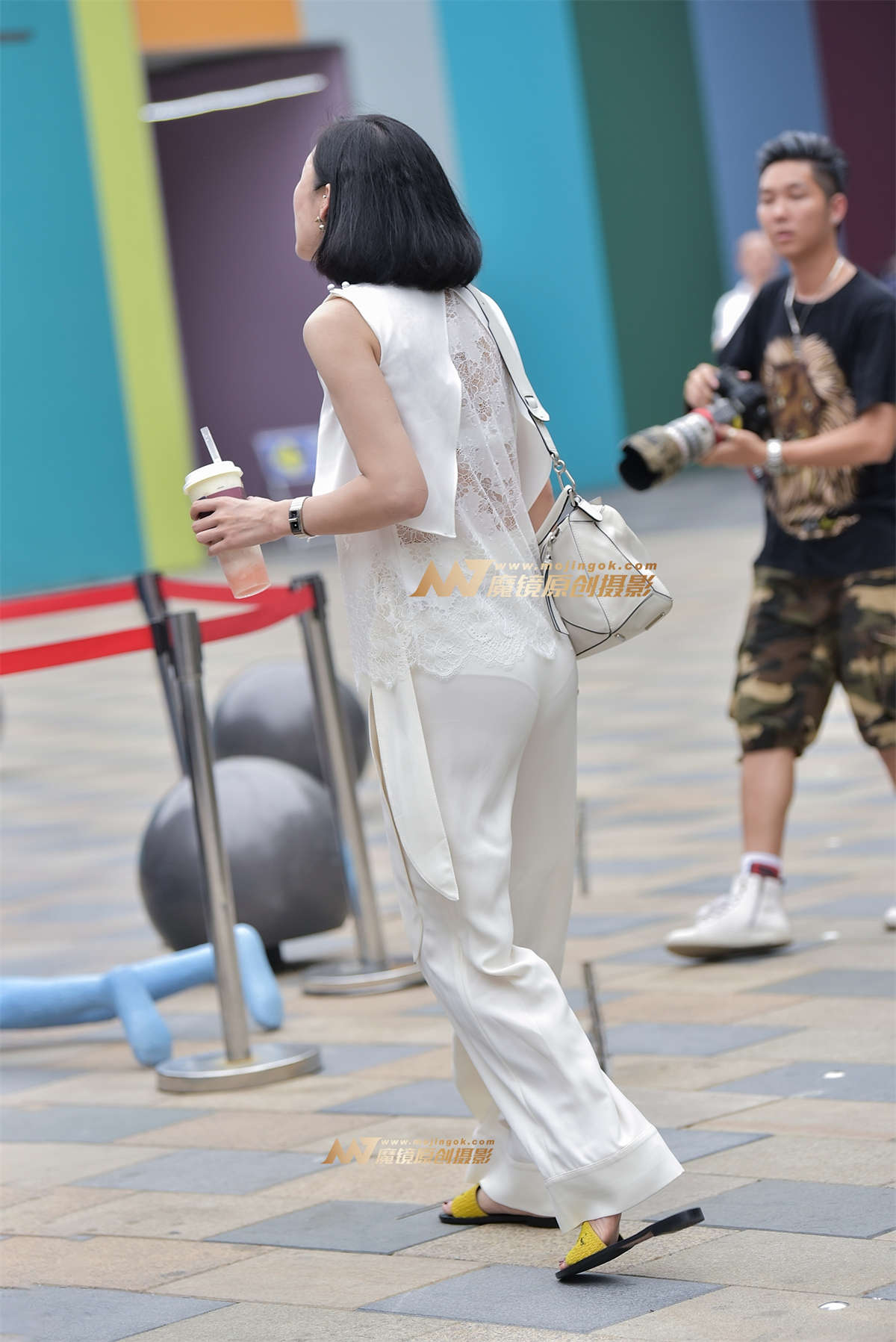 图片[2]-悠闲自在的白裤女-日更街拍