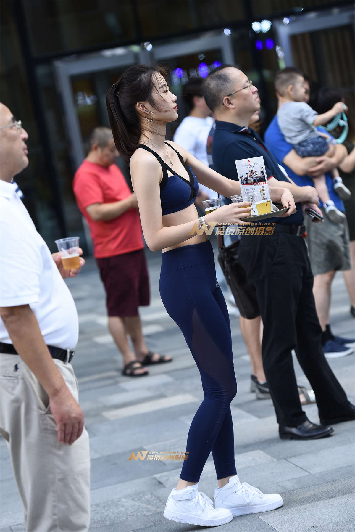 【咔喳赛贴】推销新品啤酒的妹妹-日更街拍