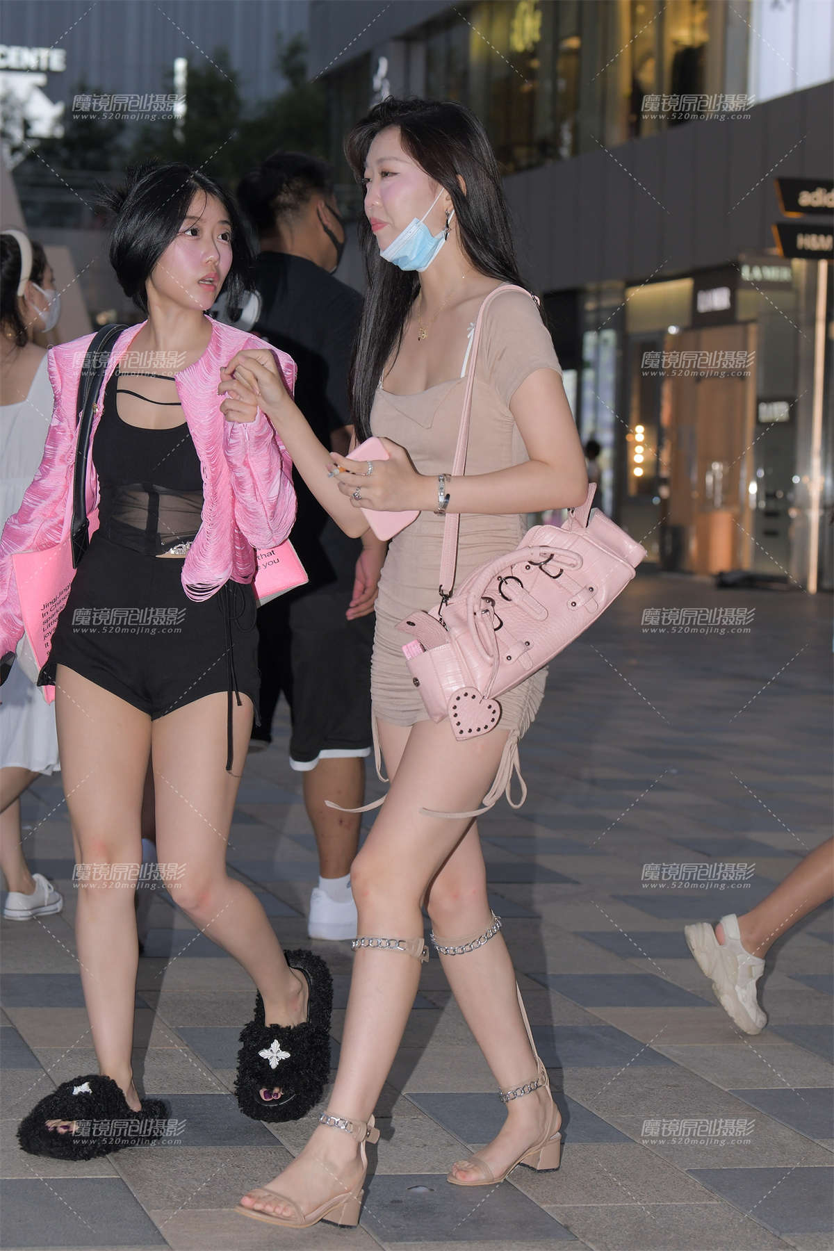 夜拍浅粉包臀裙韩国美女-日更街拍