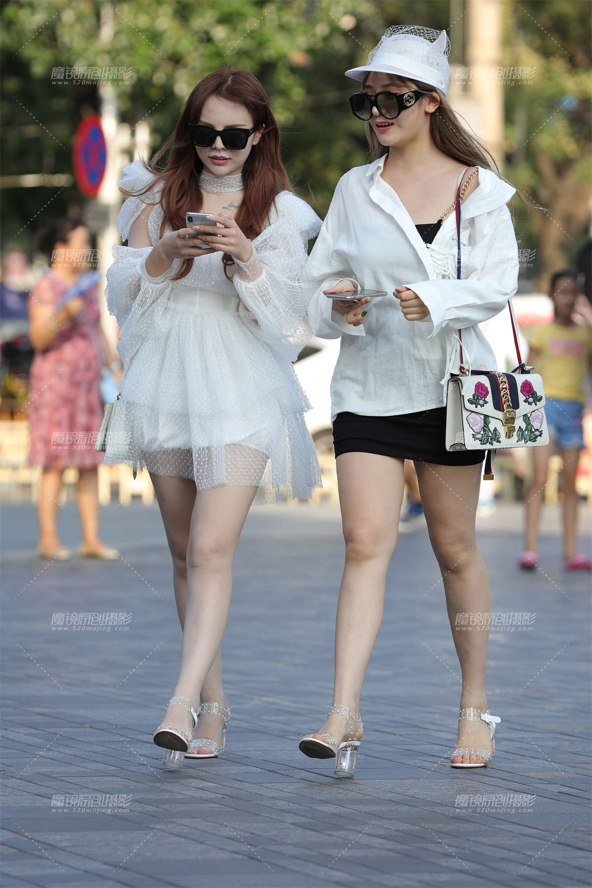 两双美腿，我喜欢略粗点的那个-日更街拍