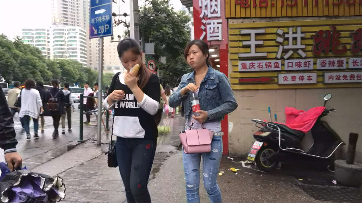 蓝牛MM的紧致圆臀-日更街拍