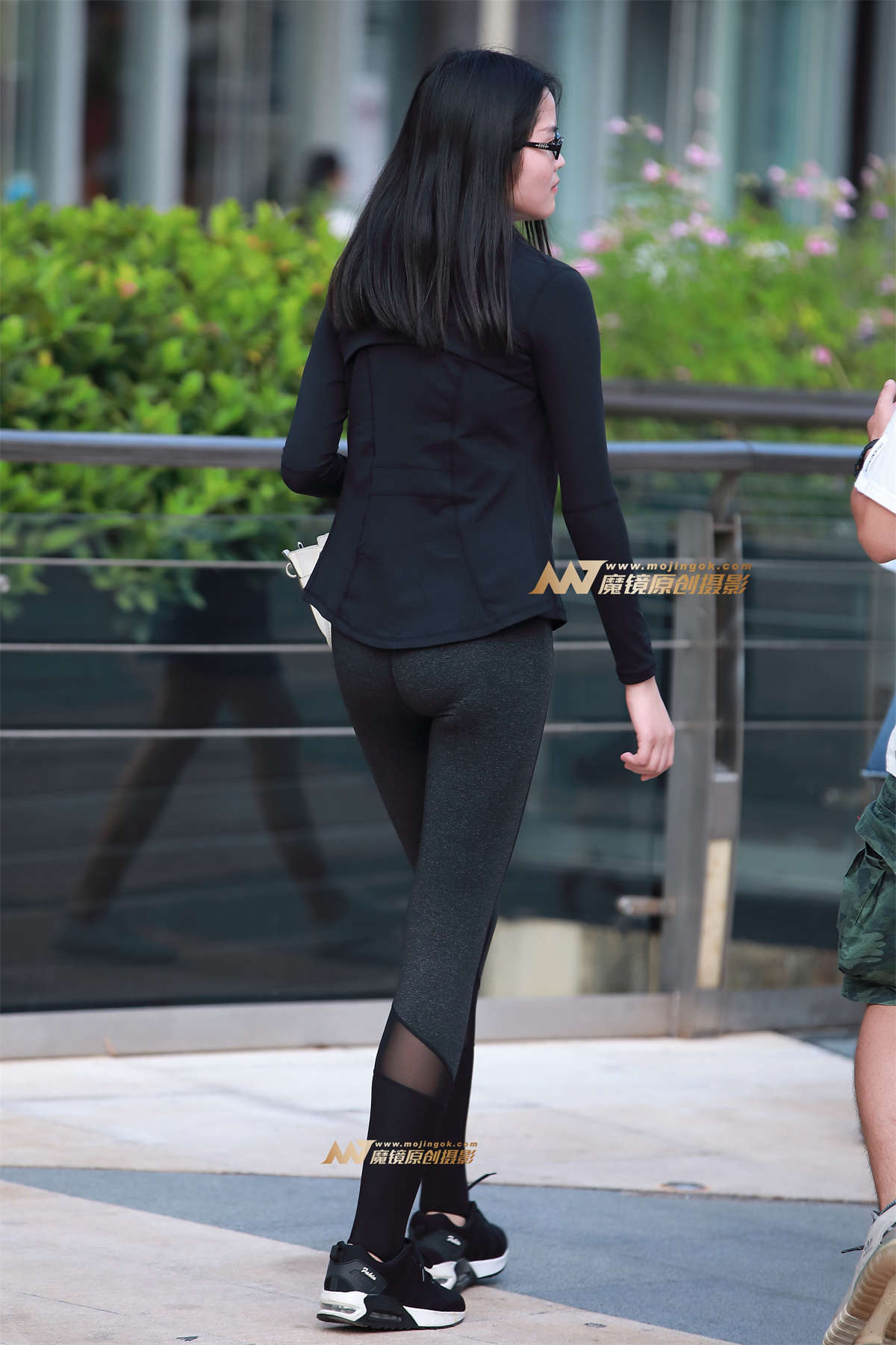 图片[2]-紧身瑜伽裤，运动鞋-日更街拍