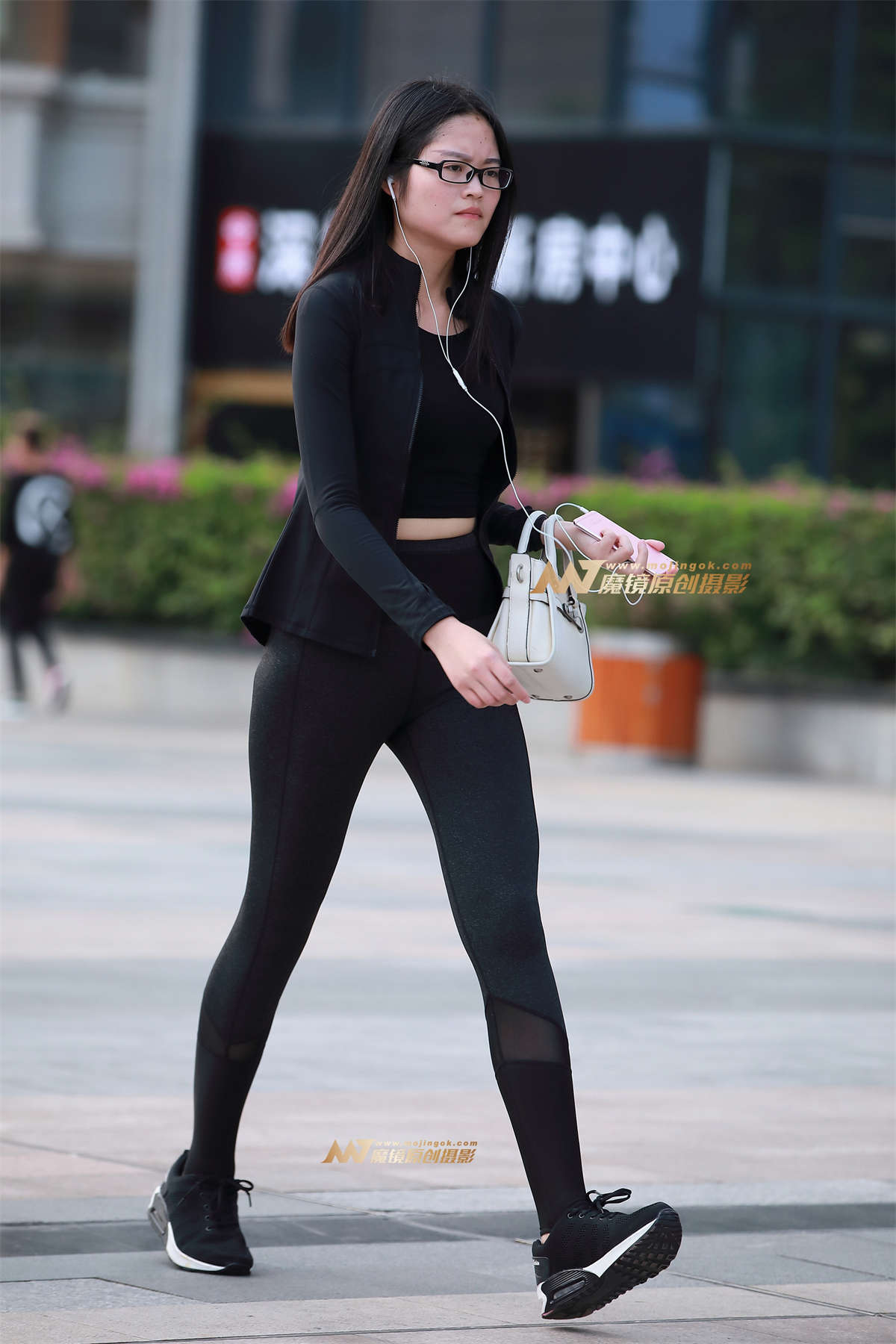 紧身瑜伽裤，运动鞋-日更街拍