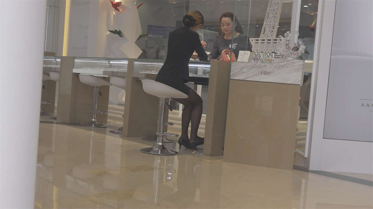 图片[2]-珠宝店漂亮的气质高跟鞋黑丝袜美女-日更街拍