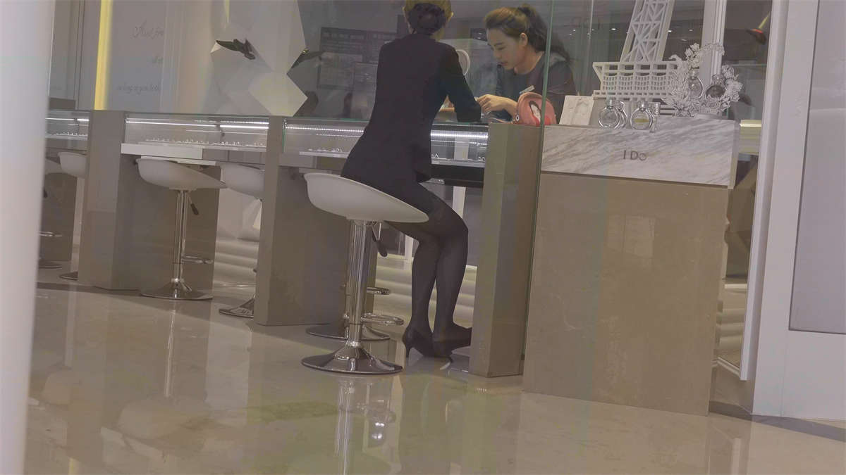 珠宝店漂亮的气质高跟鞋黑丝袜美女-日更街拍