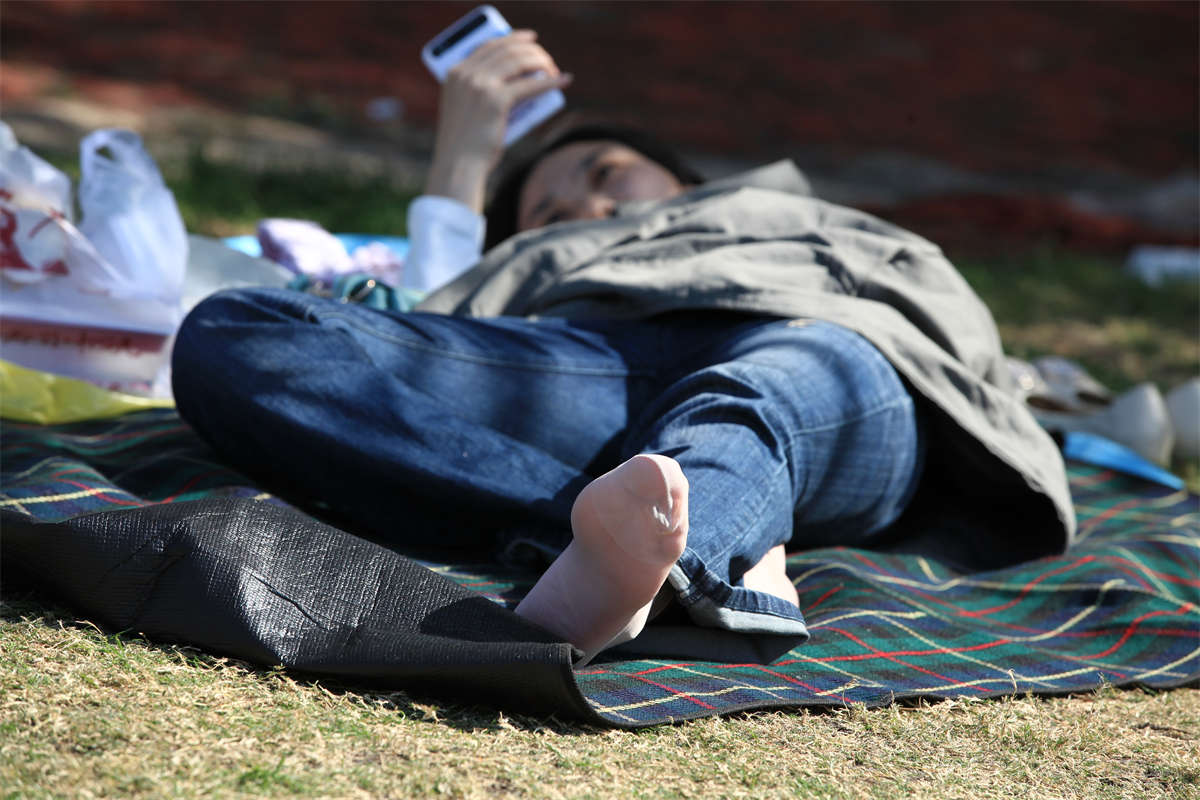 图片[2]-踏青公园街拍系列No.1455 少妇的短肉丝就是看着赏心悦目-日更街拍