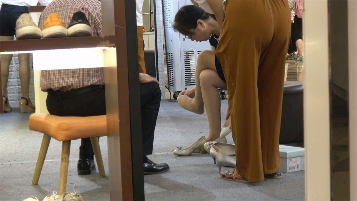 图片[2]-鞋店里的高跟肉丝-日更街拍