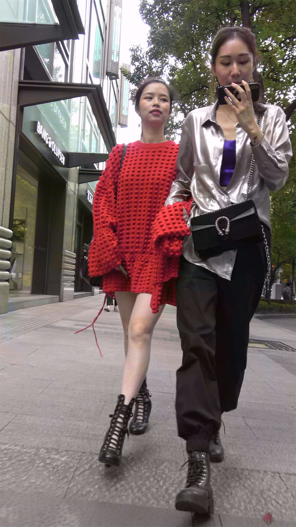 红衣美腿美女-日更街拍