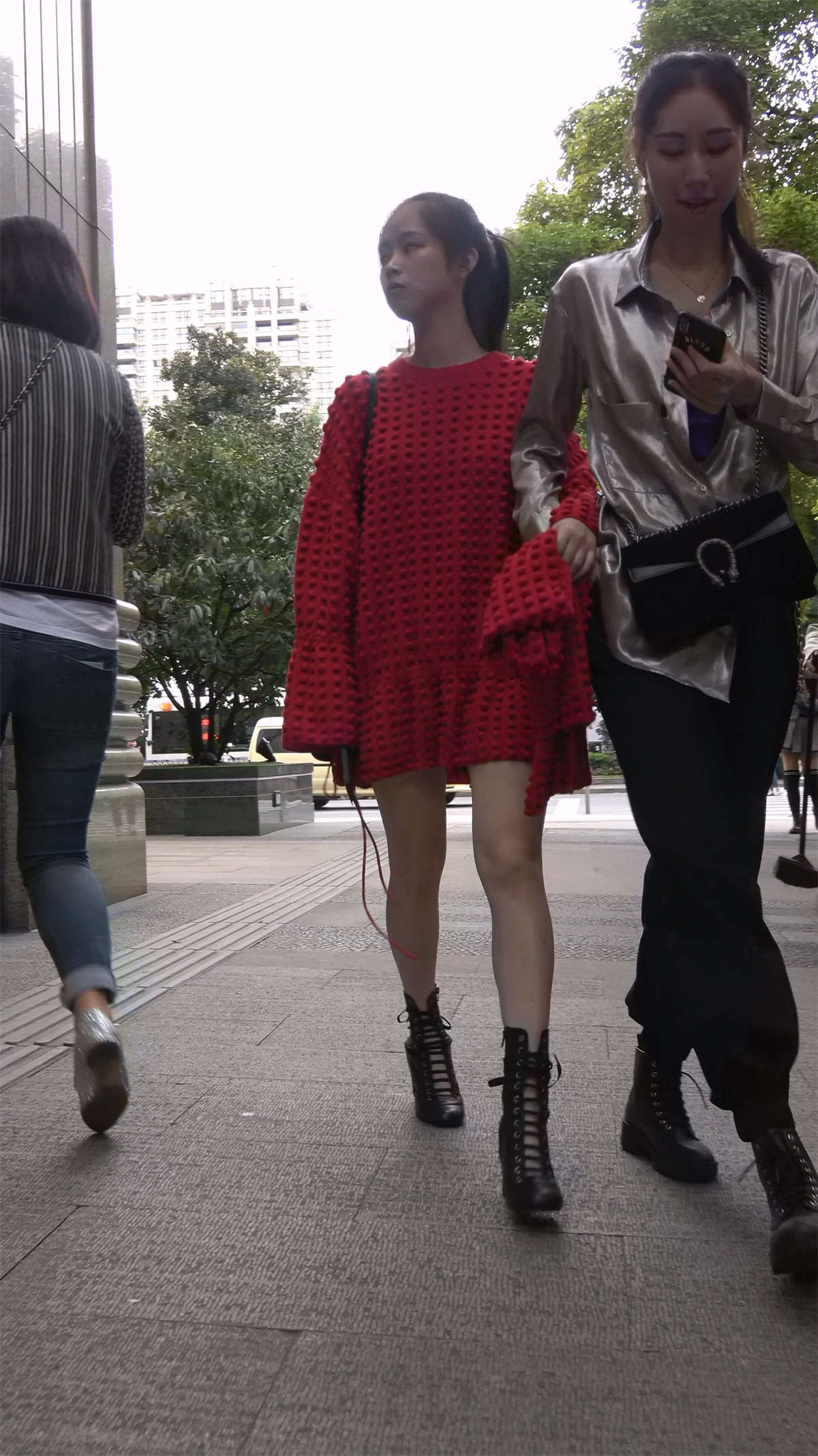图片[2]-红衣美腿美女-日更街拍